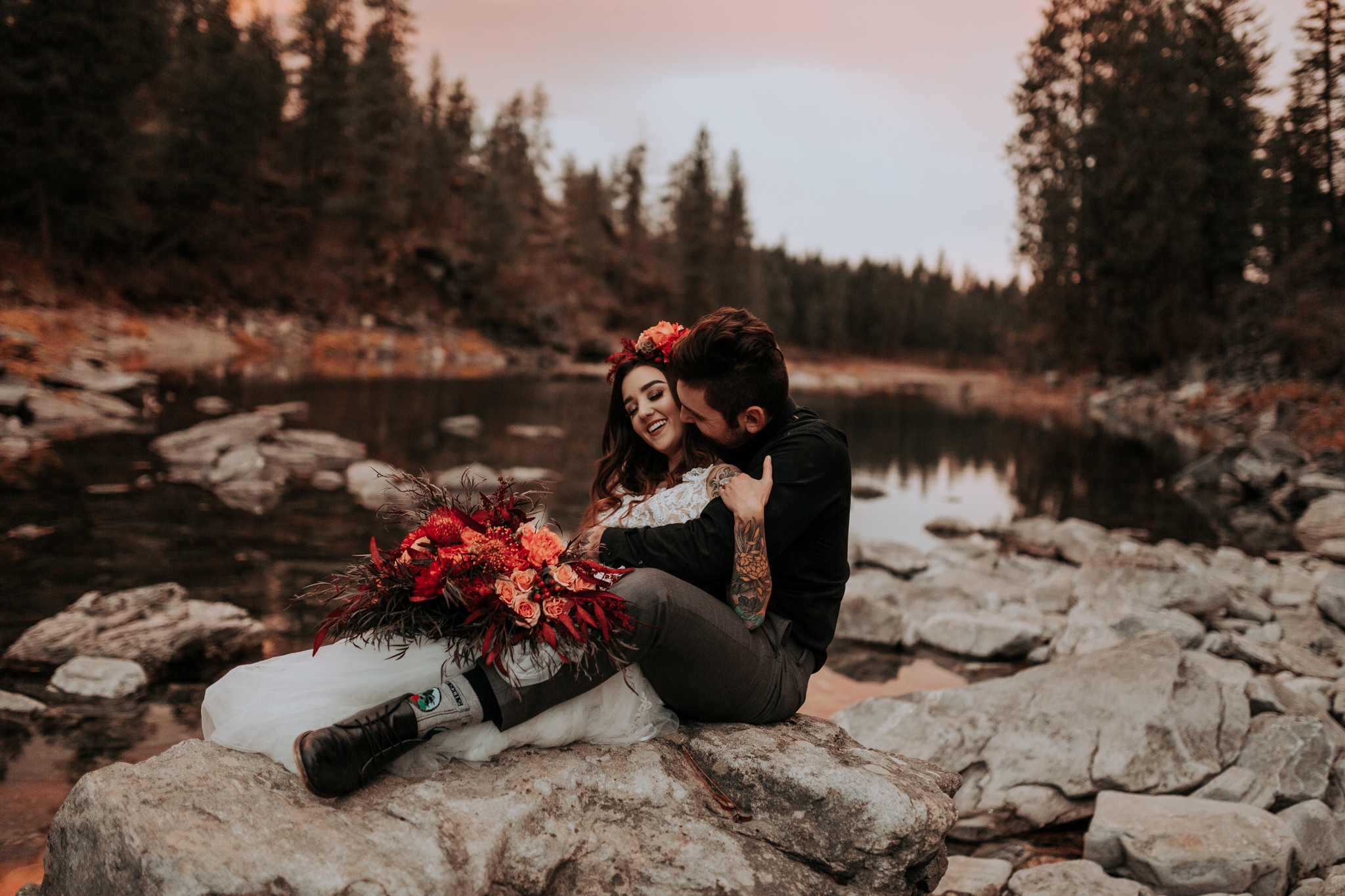 Kissing on the rocks sunset bridal photo shoot spokane