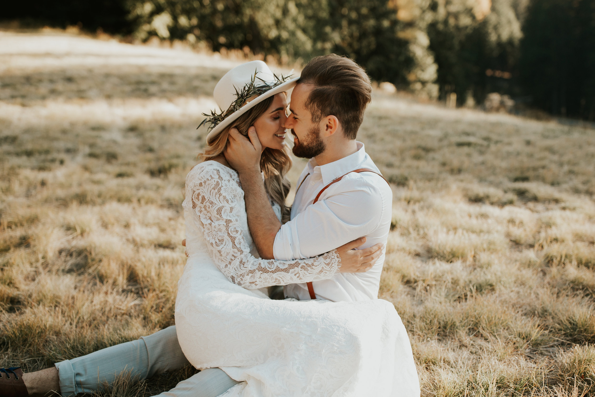 bride and groom kissing spokane photo shoot