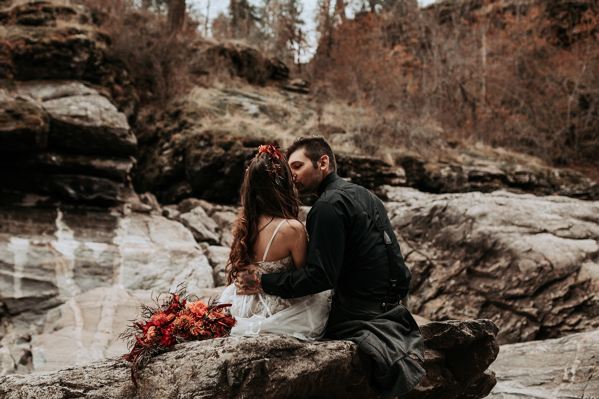 Bridal shoot kissing on the rocks