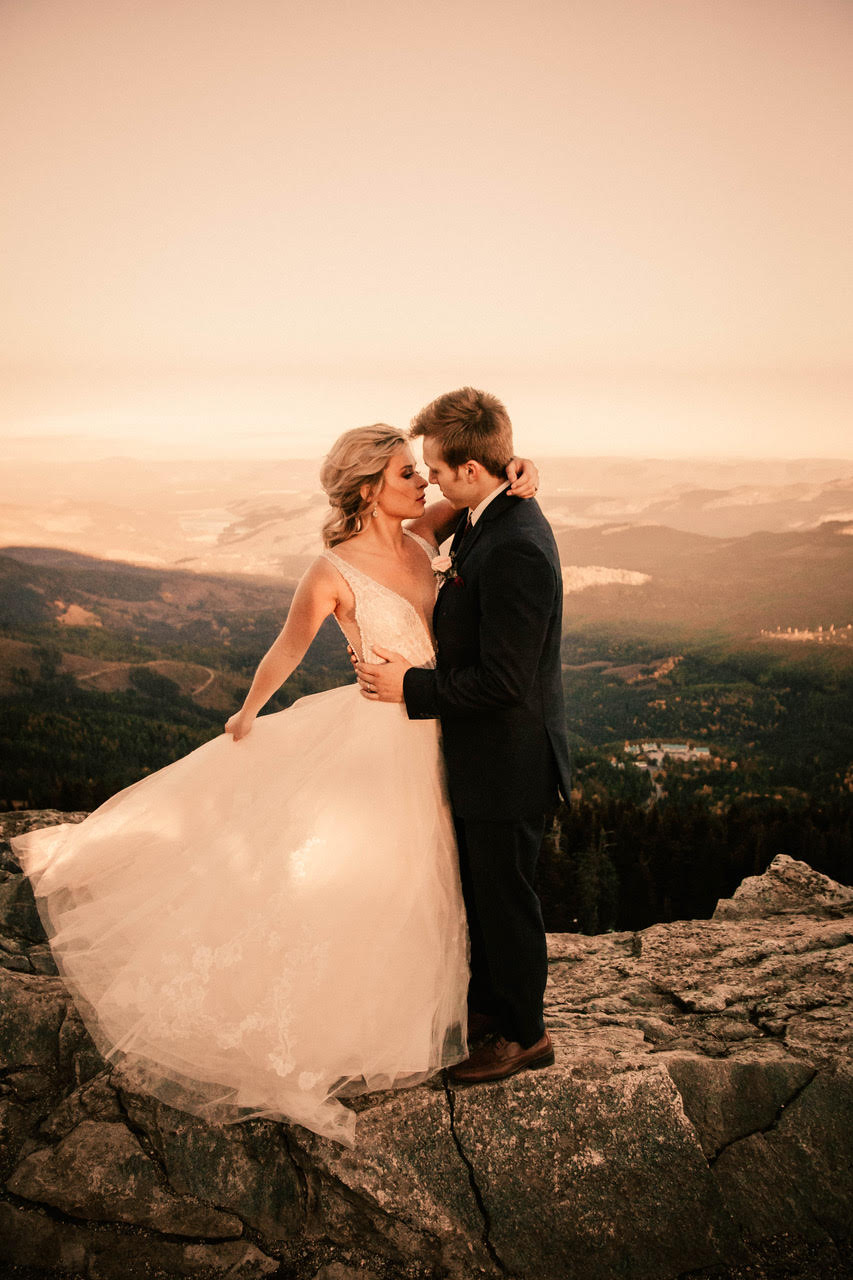 bride and groom wedding dress mount spokane ledge image