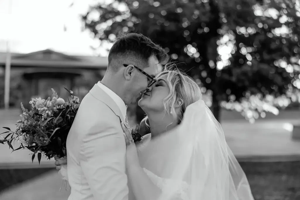 Lindy + Tyler. Mobile Image